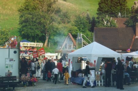F&uuml;r alle war etwas auf dem Dorfplatz geboten (31kB)
